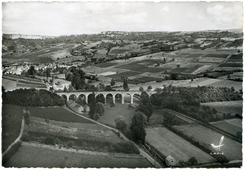 Vue aérienne du viaduc de Cormot et de Cormot-le-Grand en 1950