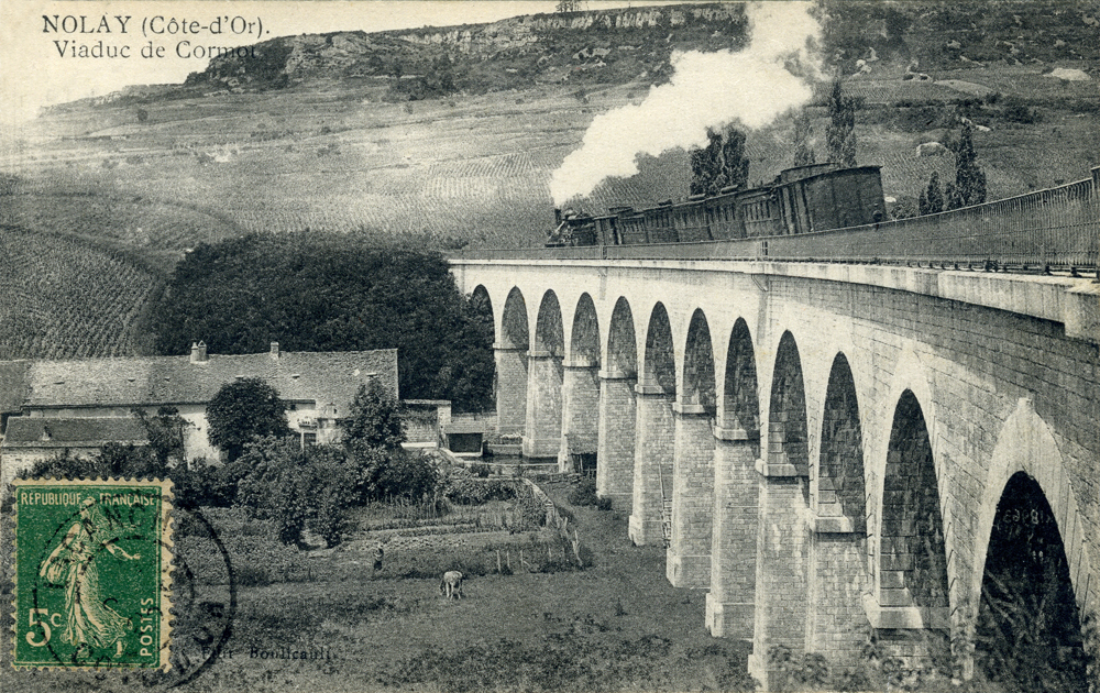 Le Viaduc de Cormot en 1906. La ligne reliait Etang-sur-Arroux à Santenay. Elle fût construite entre 1867 et 1870. Elle ferma en 1979 pour devenir en 2008 une voix verte de 14,5km.