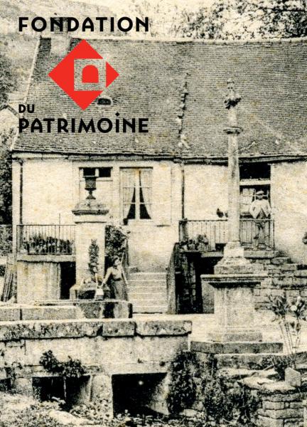 Fontaine et calvaire en 1906 + logo fondation du patrimoine