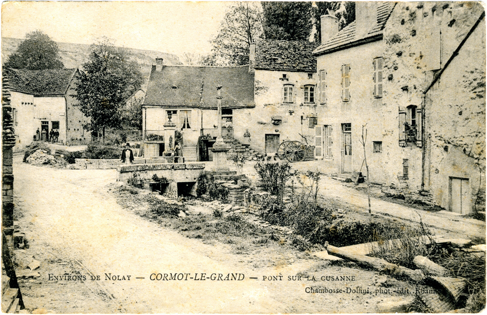 Pont de la "Cusanne" à Cormot-le-Petit en 1906. Au fond à gauche, là ou il y a quatre personnes, c'était un café.