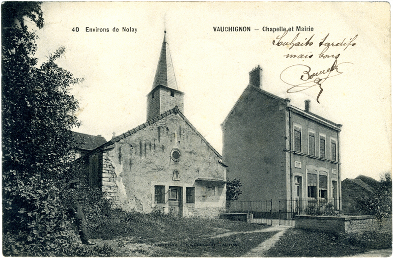 La chappelle Saint-Jean-Baptiste et la mairie-école à Vauchignon. Et un monsieur discret ...